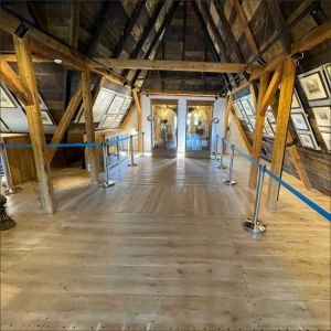 Retractable belt stanchion