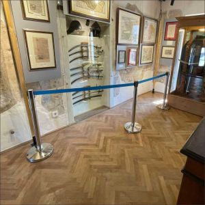 Retractable belt stanchion